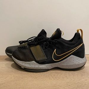Nike PG1 Men’s Basketball Shoes (Size 10.5)